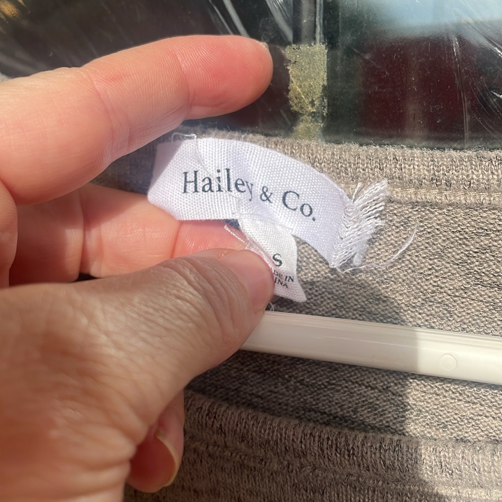 Hailey & Co Ruffle top! small - Picture 3 of 4